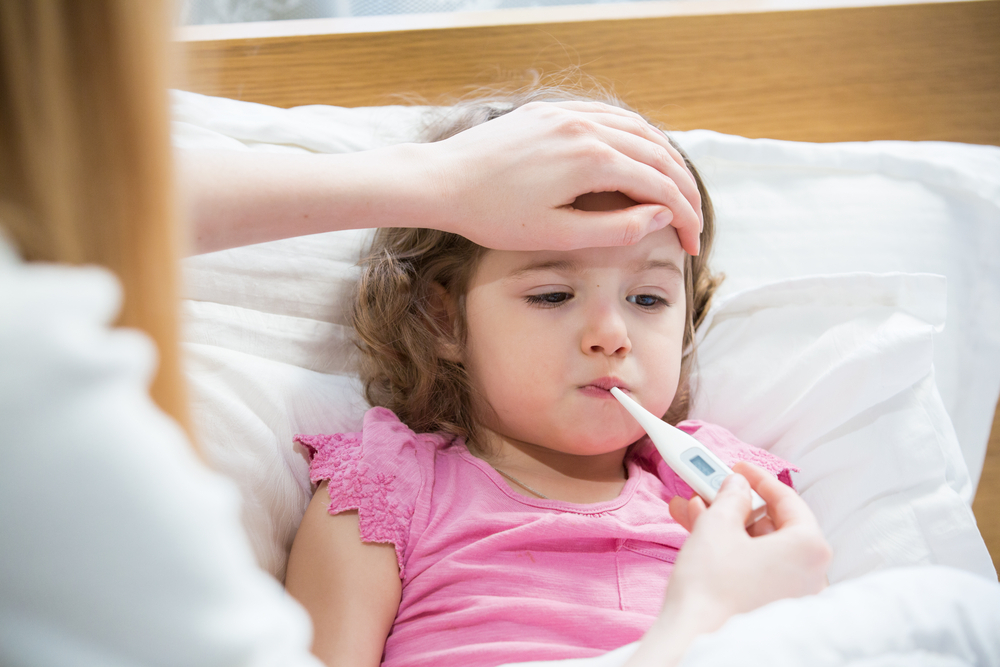 Trước khi tiêm vắc xin cần chuẩn bị những gì cho bé? Theo dõi tình trạng sức khỏe của trẻ
